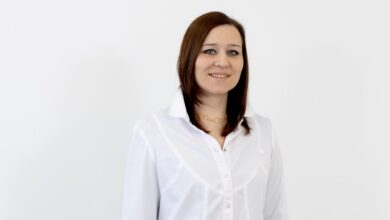 Изображение холодильника с едой в ночное время