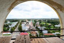 Туристы наслаждаются русскими куполами и медовухой