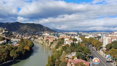 Осенний пейзаж Грузии с хинкали на фоне