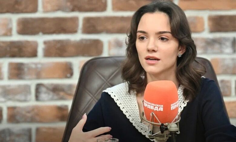 Евгения Медведева на льду, обсуждающая будущее фигурного катания