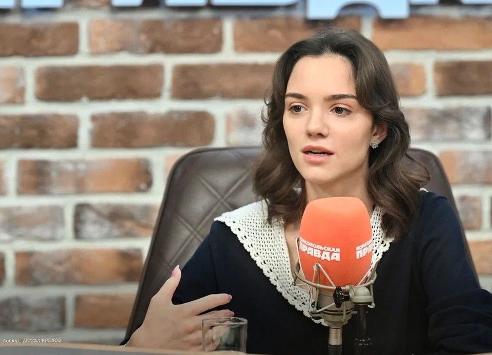 Евгения Медведева на льду, обсуждающая будущее фигурного катания