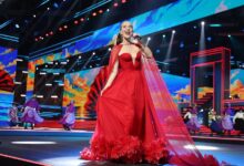 Наталия Орейро в красном платье на фоне берез в Екатеринбурге