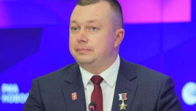 Лидеры молодежи отдыхают вечером, раскрывая свои скрытые увлечения.