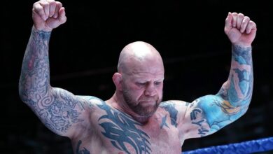 Джефф Монсон демонстрирует разминку на фоне реки Амур