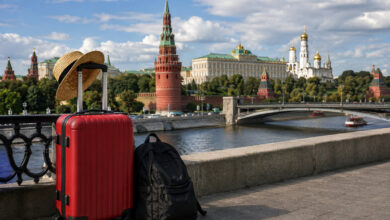 Иностранцы наслаждаются борщом в ресторане