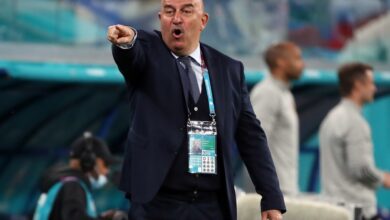 Станислав Черчесов на тренерском мостике, символизирующий достижения российского футбола.
