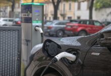 Зарядка для электромобиля в саду рядом с домом