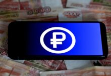 Изображение, представляющее электронный рубль на экране смартфона