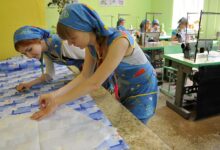 Школьники из Подмосковья с учебными материалами
