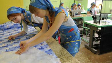 Школьники из Подмосковья с учебными материалами