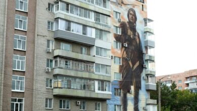 Грандиозный портрет героя Маресьева, установленный в Комсомольске-на-Амуре