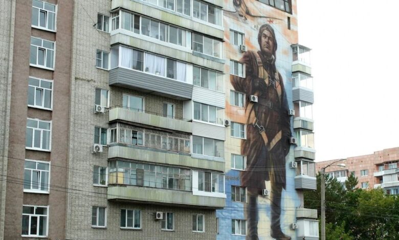 Грандиозный портрет героя Маресьева, установленный в Комсомольске-на-Амуре