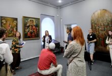 Гиды с новыми паспортами, украшенными QR-кодами и шифрами