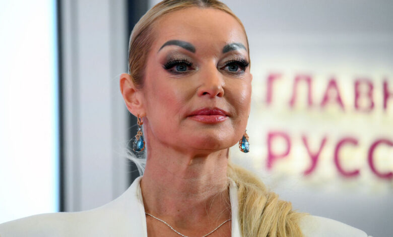 Анастасия Волочкова с бокалом просекко и клубникой на фоне зимнего пейзажа