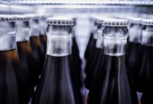 Газировка с пузырьками в стакане на фоне медицинских инструментов