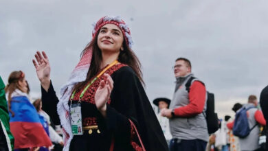 Молодежь разных стран участвует в параде, символизируя единство и разнообразие культур.
