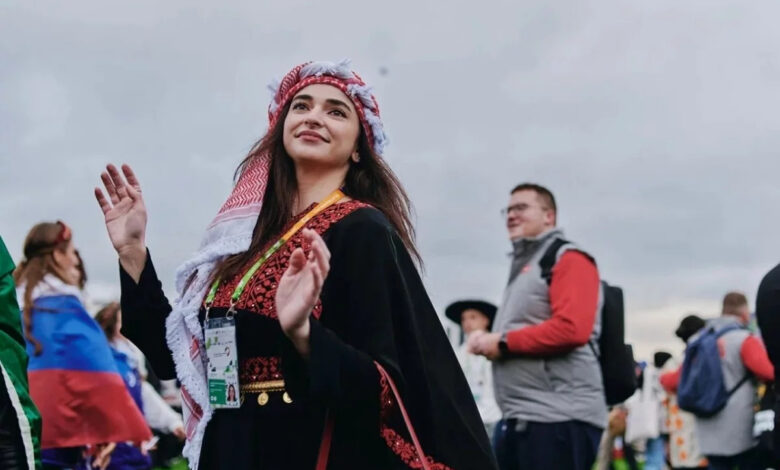 Молодежь разных стран участвует в параде, символизируя единство и разнообразие культур.