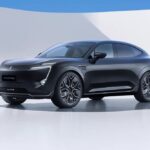 Космический корабль Avatr 11 на фоне городских улиц