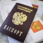 Жительница Воронежа с детьми, держащими школьные ранцы