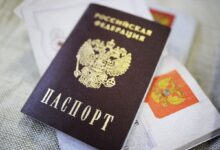 Жительница Воронежа с детьми, держащими школьные ранцы