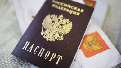 Жительница Воронежа с детьми, держащими школьные ранцы