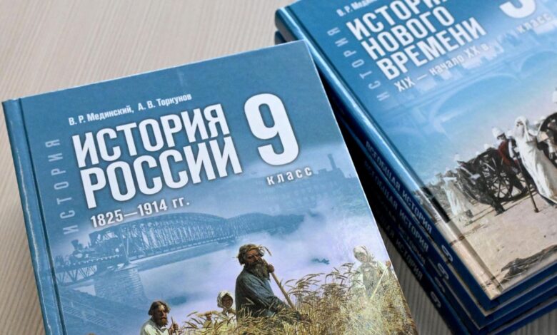 Девятиклассники обсуждают историю перед экзаменами