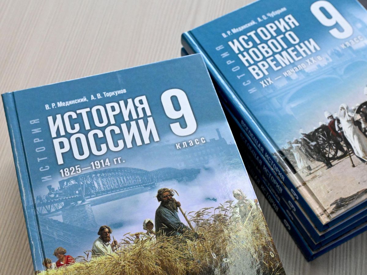 Девятиклассники обсуждают историю перед экзаменами