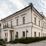 Усадьба суконщика, преобразованная в школу для детей в уральском стиле.