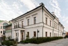 Усадьба суконщика, преобразованная в школу для детей в уральском стиле.
