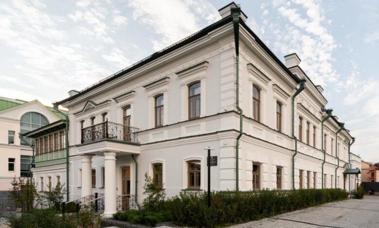 Усадьба суконщика, преобразованная в школу для детей в уральском стиле.