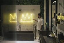 Уютный интерьер с элементами роскоши, включая диваны и личные лифты