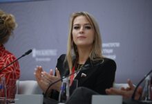 Счастливые пенсионеры занимаются любимым делом