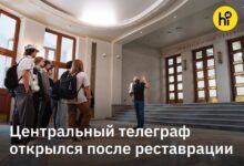 Здание Центрального телеграфа, на фоне цифровых логарифмических графиков
