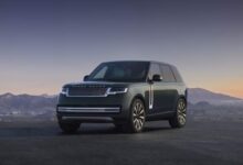 Электрический Range Rover на фоне природы