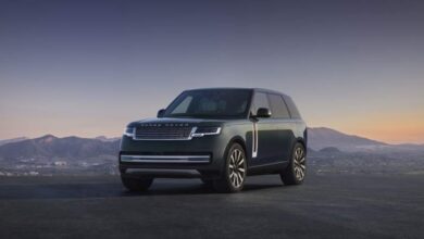 Электрический Range Rover на фоне природы
