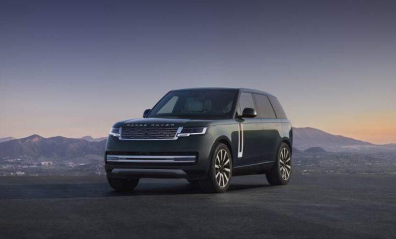 Электрический Range Rover на фоне природы