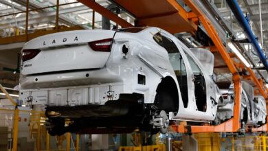 Русские автомобили на фоне арабских дюн