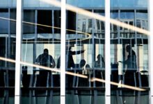 Пейзаж золотых гор на фоне заката, символизирующий новые начала и поиски внутреннего покоя.