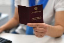 Изображение, иллюстрирующее переход от традиционных почтовых услуг к цифровым решениям для пенсионных выплат.