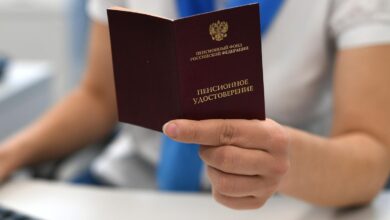 Изображение, иллюстрирующее переход от традиционных почтовых услуг к цифровым решениям для пенсионных выплат.