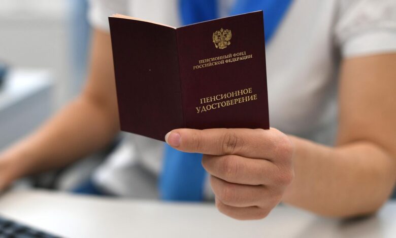 Изображение, иллюстрирующее переход от традиционных почтовых услуг к цифровым решениям для пенсионных выплат.