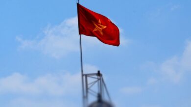 Иллюстрация, представляющая вьетнамский кофе и русский уголь, символизирующая экономические отношения между Вьетнамом и Россией.
