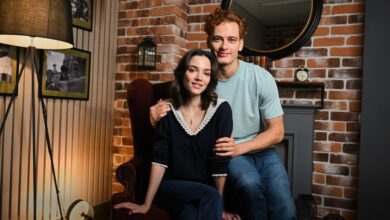 Евгения Медведева гладит мужа по голове во время чтения
