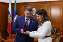 Изображение золотого сердца в древней крепости Дербента