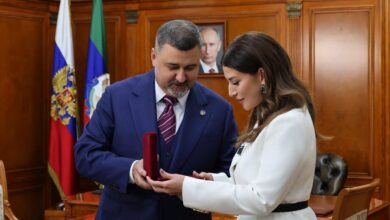 Изображение золотого сердца в древней крепости Дербента