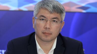Бабушки и внуки, использующие технологии в уютном дворе