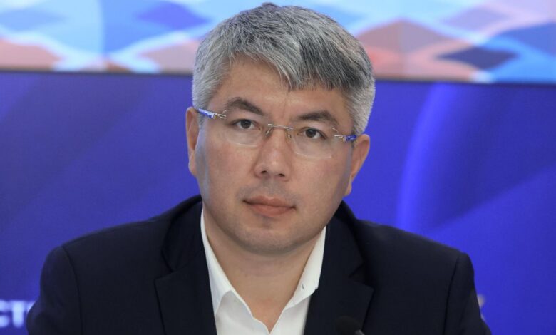 Бабушки и внуки, использующие технологии в уютном дворе