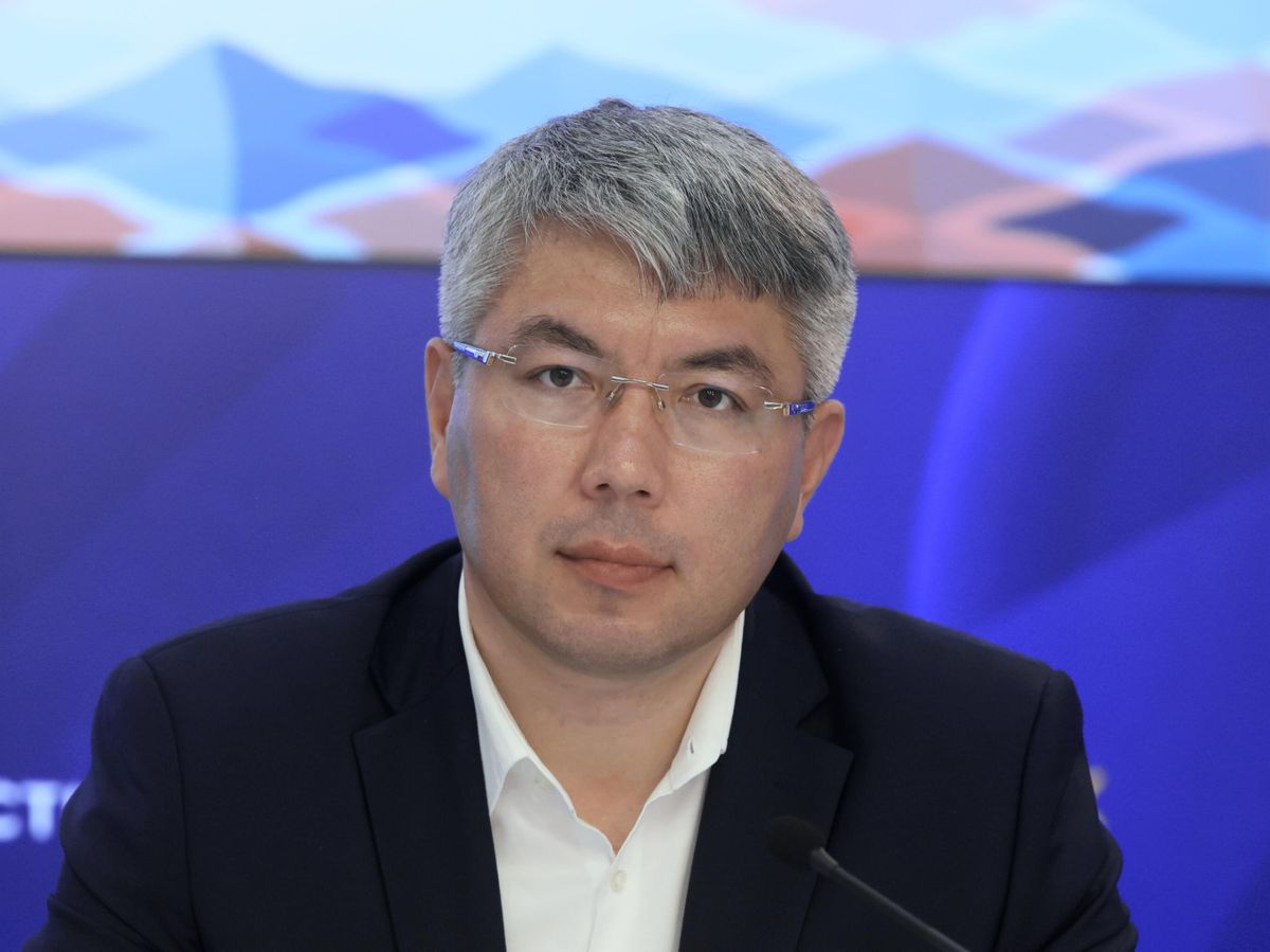 Бабушки и внуки, использующие технологии в уютном дворе