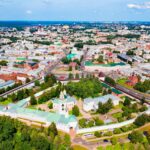 Туристы на фоне куполов Золотого кольца России