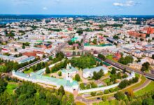 Туристы на фоне куполов Золотого кольца России